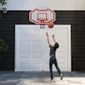 Miniatyrbillede 2 af 6: Væghængt Basketkurv 45 cm COSTWAY med Brudsikkert Panel, Rivefast Net til Børn Indendørs/Udendørs, 91 x 61 cm vit + röd
