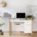 Miniatyrbillede 2 af 4: COSTWAY Computer Skrivebord Modern Style 112,5 x 50 x 75 CM 2 Skuffer, Studiebord til hjemmekontor Soveværelse Lavet af MDF Vit