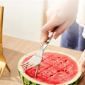 Miniatyrbild 3 av 5: 2-i-1 Vattenmelonskivar & Gaffel Vattenmelonskivar Rostfritt Stål Fruktkniv Skärverktyg Köksredskap Vattenmelonsgaffel