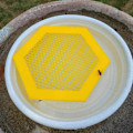 Miniatyrbillede 3 af 5: Flydende Bi-ø til Brug for Bi-kopper til Haven, Farverig Bi-insekt Vandkilde