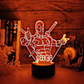Miniatyrbillede 2 af 5: SBSG Deadpool 3D Natlampe Marvel Cool Hero Multifarvet Sort Base 7 Farver USB Touch & Fjernbetjening Bordlampe
