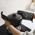 Miniatyrbillede 3 af 5: Ovn Handske Og Grydeholder Sæt, Varmebestandig 1 Handske Og 2 Grydeholdere Køkken Madlavning Bagning Grill 3 Stykker (sort)