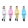 Miniatyrbilde 2 av 3: 4 stk. Vindtett Regnponcho Engangs Regnfrakk med Hette Unisex PE Regnfrakker for Sport Fotturer Sykling (Barn, Tilfeldig Farge)