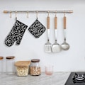 Miniatyrbillede 5 af 5: Ovn Handske Og Grydeholder Sæt, Varmebestandig 1 Handske Og 2 Grydeholdere Køkken Madlavning Bagning Grill 3 Stykker (sort)