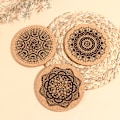 Pikkukuva 2 / 5: 12 kpl Mandala Design pyöreän muotoiset puiset lasinaluset, joissa on teline
