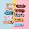 Miniatyrbillede 4 af 5: 100 stk. PU læderetiketter til håndlavede DIY hatte tasker Håndlavet med kærlighed Etiket til tøjsyning
