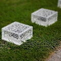 Miniatyrbild 4 av 5: 6-pack solcellslampor i glas - Kallt vitt ljus - På/av-ljus sensor - Vattentät - Markstrålkastare för utomhusbruk, trädgård, gångväg, 7x7x5cm