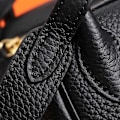Miniatyrbilde 4 av 5: Liten svart gullknapp 19cm Mini Messenger Bag i kuskinn for kvinner, svart skulderveske med gullknapp 19cm Small black gold button 19cm