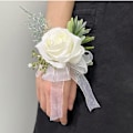 Miniatyrbilde 4 av 5: 2 stk hvite rose dame håndleddsblomst og herre knapphullsblomst egnet for brud og brudepike bryllup