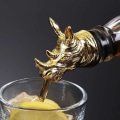 Miniatyrbild 3 av 5: Vinkaraff Fancy Pourer Rhino Flaskpropp Konserverande Propp (1 st)