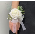 Miniatyrbillede 5 af 5: 2 stk. Hvide Rose Håndledsblomster og Mænds Bryllupsblomster til Bryllupsceremoni og Håndledsbuket, Brudes Bryllupsblomster Tilbehør