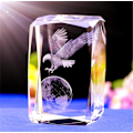 Miniatyrbillede 3 af 5: Krystalglas Bald Eagle Statuer, 3D Laser Etched Crystal Eagle Dekor Kunst, Dyre Krystalglas Terning Gravering Ornament Eagle Gaver med Gave(4x4x6cm)