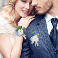 Miniatyrbillede 5 af 5: 2 stk. håndledsblomster, kunstig bryllupshåndledsblomst og boutonniere sæt brud håndblomst mænd boutonniere til bryllup, hvid og blå