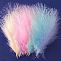 Miniatyrbillede 2 af 5: 50 stk. Fluffy Tyrkisk Marabou Fjer 10-15 cm Tyrkiske Fjer Dekorationstilbehør Til Smykker Tøj Bryllupsfjer DIY Håndværk Red Currant