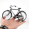 Miniatyrbillede 2 af 5: Samleobjekt Cykel Kunst Skulptur Stativ Stabil Legering Fuld af Personlighed Simuleringskunst Cykel Hjem Decor 3