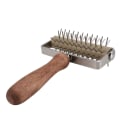 Miniatyrbilde 5 av 5: Rull med hull i rustfritt stål for pizzadeig, brød og kake, med slitesterkt treskaft