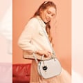 Miniatyrbillede 5 af 5: Kvinde Fashion Top Handle Taske Crossbody Taske Piger Damer Runde Skuldertasker PU Læder Messenger Tasker Sød Håndtaske Pung med Kat Vedhæng (Beige)