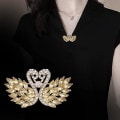 Pikkukuva 2 / 4: Kukka Nauha Rintaneula, Vintage Elegantti Ainutlaatuinen Kristalli Rintaneula, Muoti Timantti Rintaneula, Pin Merkit, Tarvikkeet , Timantti Kukkakimppu(Keltainen Joutsen)
