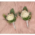 Miniatyrbillede 5 af 5: 2 stk. Bryllups Boutonniere til Brudgom og Forlover Dragt Dekoration Kunstige Roser Knaphuls Blomster til Bryllup Prom Fest, Elfenben