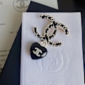 Miniatyrbild 1 av 4: Antik Svart Läder Retro Kärlek Brosch Högkvalitativ Design Personlighet Kändis Akryl Hänge Brosch #zc