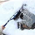 Miniatyrbilde 3 av 5: Yaju isskraper med snøbørste Bil frontrute snø frostfjerning 2 i 1 2 stk - blå rød
