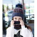 Miniatyrbilde 3 av 3: Vinterstrikket lue- og skjerfsett for kvinner, beanie med pompom Navy Blue