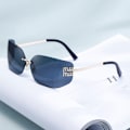 Miniatyrbillede 2 af 2: 2024 nye buede linser rammeløse trimmede high-end luksus solbriller til kvinder Translucent gray film