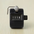 Miniatyrbilde 3 av 4: Mini 4-sifret teller Abs-etui håndfingerdisplay manuell telleklikker fargeetui timer fotballgolfteller tilfeldig farge