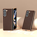 Miniatyrbillede 2 af 5: Elektropletning kulfiber tekstur PU læderbelagt PC telefoncover til Samsung Galaxy Z Fold5 5g Brown