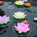 Pikkukuva 3 / 4: 8 kpl Keinotekoisia kelluvia lumpeita Eva Lotus -koristeita 10 cm (punainen/keltainen/sininen/vaaleanpunainen/vaaleanpunainen/valkoinen/violetti/oranssi) Seven Colors