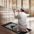 Miniatyrbilde 3 av 4: Lommebønneteppe, islamsk reisebønneteppe, med kompass og veske