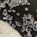 Miniatyrbilde 1 av 4: 100 små diamantformede isbiter i krystall for borddekorasjon