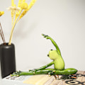 Miniatyrbillede 3 af 5: Kreativ håndværk harpiks frø figur statue dekoration, sjov pers