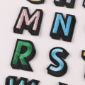 Miniatyrbild 2 av 5: 52 stycken strykjärnsbokstäver lappar sy på alfabet lappar tyg