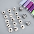 Miniatyrbilde 3 av 5: 3 stk symaskin spolehylser, 15 stk metallspoler, komp