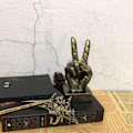 Miniatyrbillede 2 af 5: Guld Polyresin Håndbevægelse Skrivebordsstatuer Finger Skulptur Dec