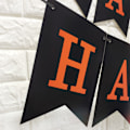 Pikkukuva 4 / 5: 3 kappaletta HAPPY HALLOWEEN -banneria, jossa kurpitsamerkki ulkona