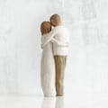 Miniatyrbillede 2 af 4: En familie på tre, der dekorerer et moderne soveværelse, der dekorerer et V
