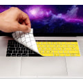 Miniatyrbillede 1 af 5: Gul - MyGadget tastaturbeskytter til Apple MacBook Pro 13\" og 15\" Touch Bar - Fleksibel silikone tastaturbeskytter - Ultra-tynd pude, der passer