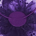 Pikkukuva 5 / 5: Mauve - Hattu, jossa kukka ja verkkonauha, sulkapääpanta ja tee