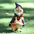 Miniatyrbillede 2 af 5: Havefigur af havenisse, harpiksfræk nisse, der sidder på svamp