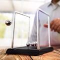 Miniatyrbillede 2 af 4: Newtons Pendul (14cm*11.5*14.5cm) Newtons Pendul Newtons Sving