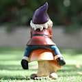 Miniatyrbillede 4 af 5: Havefigur af havenisse, harpiksfræk nisse, der sidder på svamp