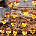 Miniatyrbild 3 av 5: Juldekoration för hemmet - Färgade ljusslingor med tallkottar, koppartråd, modelllampa, LED Warm White