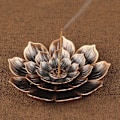 Miniatyrbild 5 av 7: Lotus Rökelsehållare i Zinklegering med Flera Hål, Rökelsepinnehållare, Askfångare