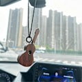 Miniatyrbild 5 av 5: Gitarrplektrumhållare med gitarrplektrum Gitarrnyckelring Trä Heminredning Statyer Gitarrplektrumfodral i trä