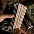 Pikkukuva 4 / 5: Retro jäljityskirjan sivun materiaalipaperi vanhan kirjan sivun teksti Perhonen