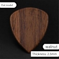 Miniatyrbild 3 av 5: Gitarrplektrum i trä för elgitarr, akustisk gitarr eller basgitarr, valnötsträ