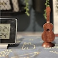 Miniatyrbild 4 av 5: Gitarrplektrumhållare med gitarrplektrum Gitarrnyckelring Trä Heminredning Statyer Gitarrplektrumfodral i trä