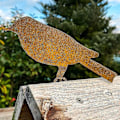 Miniatyrbillede 4 af 4: Rustne fugle med skrue til fastgørelse i træ, 4 patinafugle havestik rust rusten havedekoration egern rust dekorativ træpæl